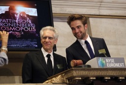 Robert Pattinson y el director David Cronenberg inaugurando la bolsa de valores en Wall Street.